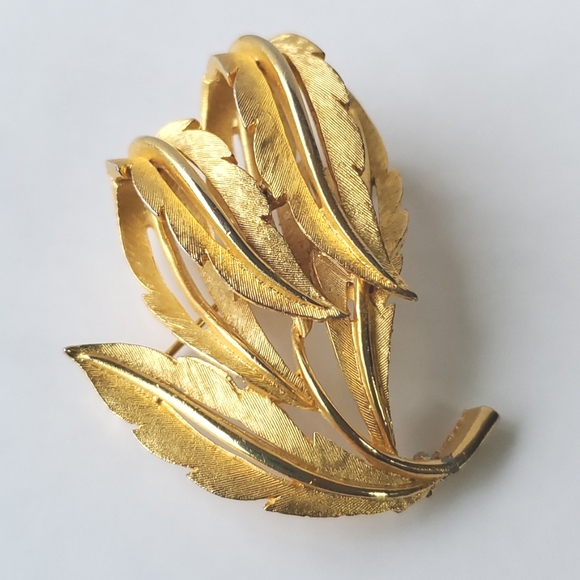 Vintage J.J Jonette Stylized Leaves Goldtone Signed Brooch Pin - Picture 2 of 6